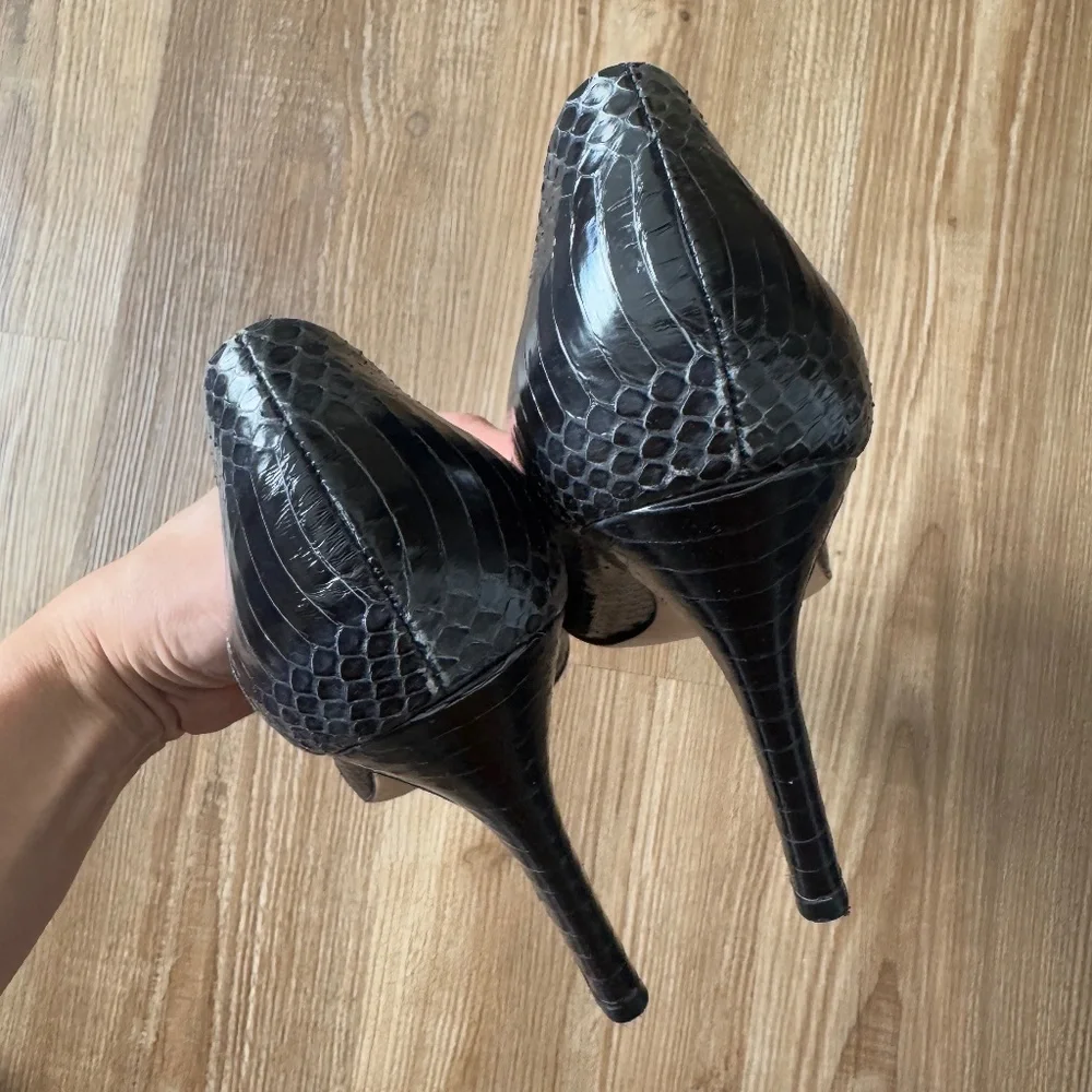 Like New! Ann Taylor Black Real Leather 3.5" Closed Toe Heels - 10 - Picture 4 of 5